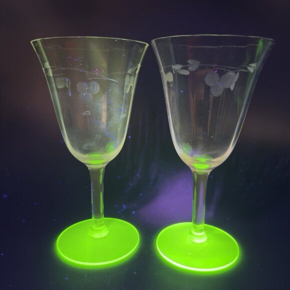 Vintage Uranium Stem Goblets Barware Drinking Cups Set 2 Etched Top Glasses VTG - Picture 1 of 11